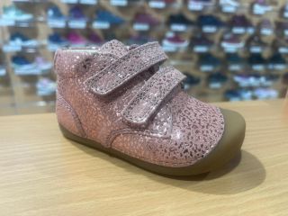 První krůčky jsou velká věc. Proto si děti zaslouží botky, které obejmou každou baculatou nožku s láskou. Obuv od dánského...